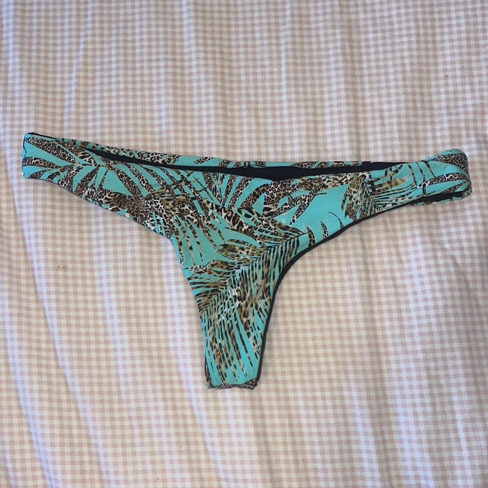 Green and cheetah print pattern thong bikini bottoms